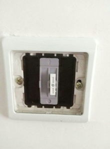 開關(guān)突然按不動了怎么辦 就中間白色的那個地方,自己怎么修好,求大神幫忙〒 〒